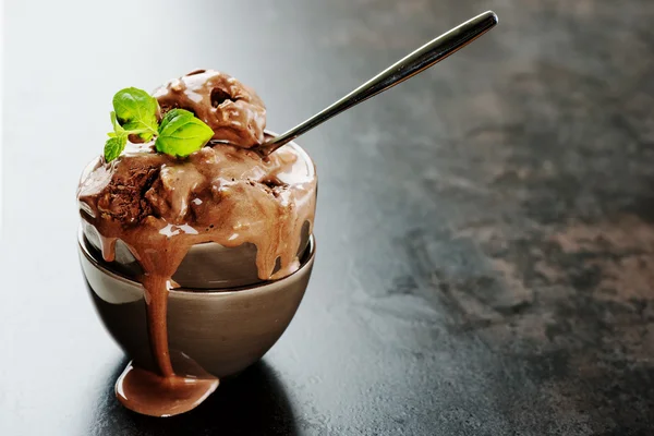 Шоколадне морозиво з м'ятою — стокове фото