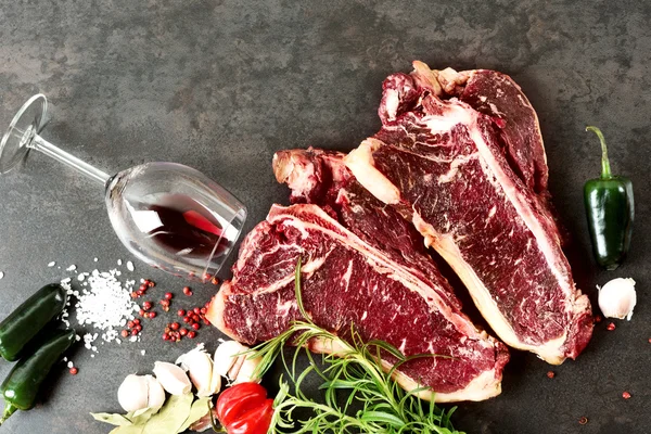 Ham yaşlı biftek — Stok fotoğraf