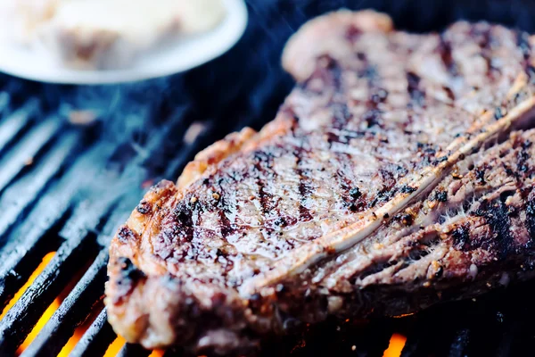 Biefstuk op de grill — Stockfoto