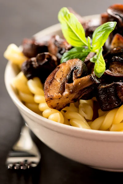 Delicioso Fusilli com cogumelos — Fotografia de Stock