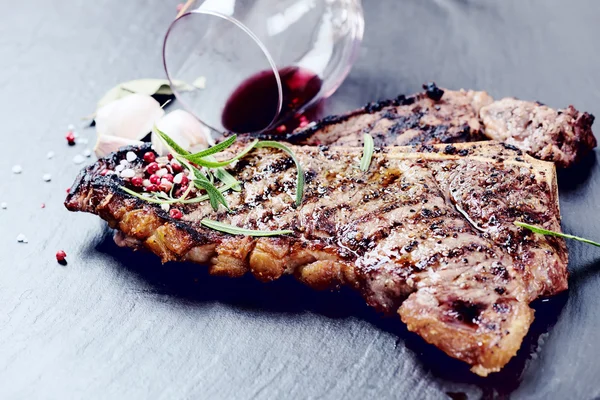 Steak s kořením a sklenici červeného vína — Stock fotografie