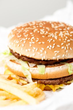 Duble burger patates kızartması ile