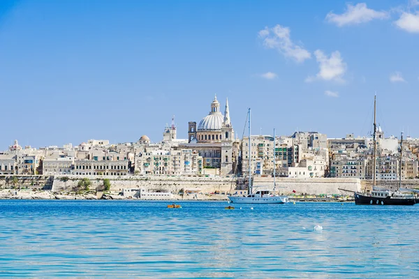 De skyline van Valletta op zonnige dag — Stockfoto