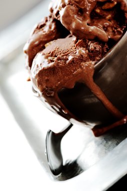 çikolatalı dondurma.