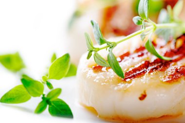 Kekik yaprakları ile ızgara tarak