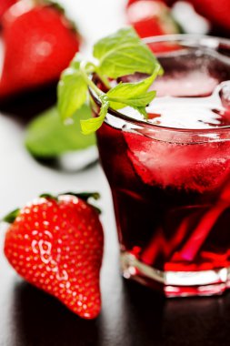 canlandırıcı yaz içeceği çilek ile