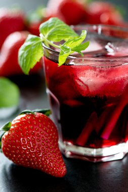 canlandırıcı yaz içeceği çilek ile