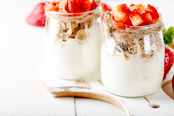 Erdbeeren-Dessert mit Sahne und Müsli — Stockfoto