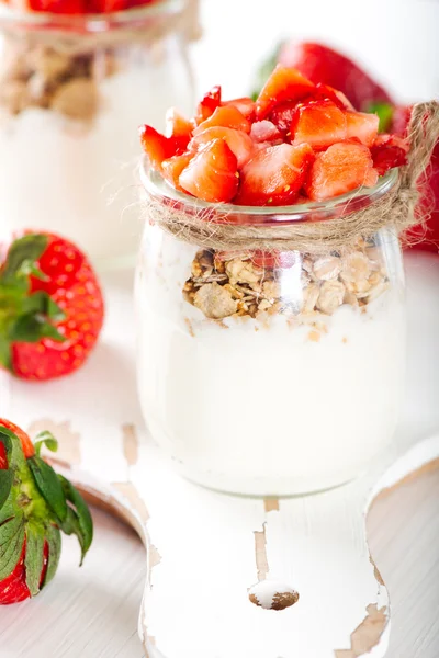 Erdbeeren-Dessert mit Sahne und Müsli — Stockfoto