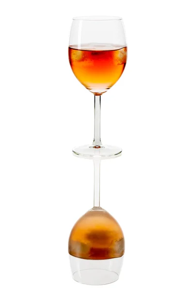 Bebida em copo de vinho com cubos de gelo — Fotografia de Stock