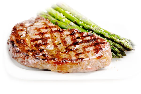 바베 큐 구이 쇠고기 스테이크와 아스파라거스 — 스톡 사진