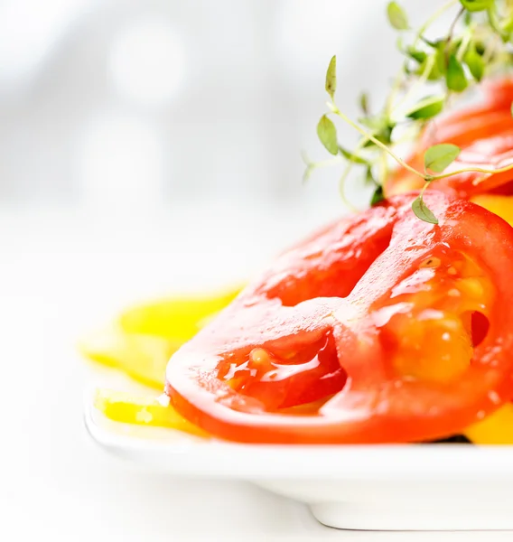 Ensalada de verduras en el plato — Foto de Stock