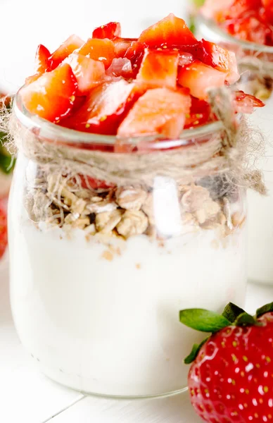 Erdbeeren-Dessert mit Sahne und Müsli — Stockfoto