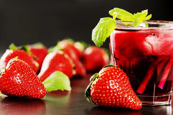 canlandırıcı yaz içeceği çilek ile