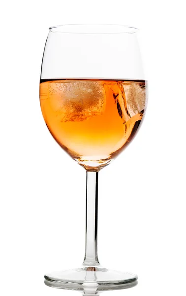 Buz küpleri ile şarap cam içmek — Stok fotoğraf