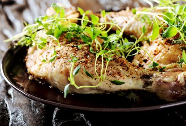 Otlar ile ızgara baharatlı tavuk budu