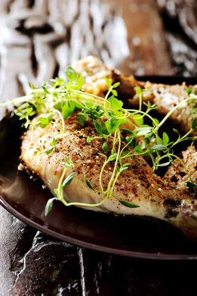 Grilled spicy chicken legs with herbs — Stock Photo, Image