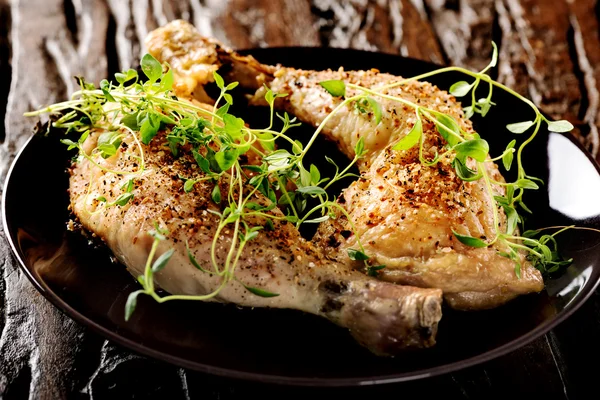 Gegrillte pikante Hühnerkeulen mit Kräutern — Stockfoto