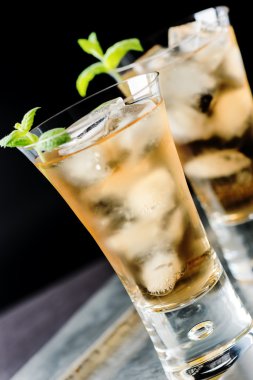 Buz küpleri içinde gözlük ile içecekler