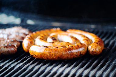 ızgara ev yapımı sosis