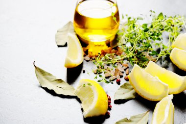 Yağ ve limon dilimleri