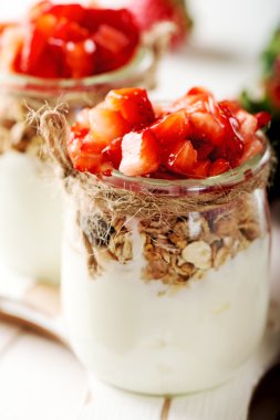 Çilek çöl krem ve hububatlar ile