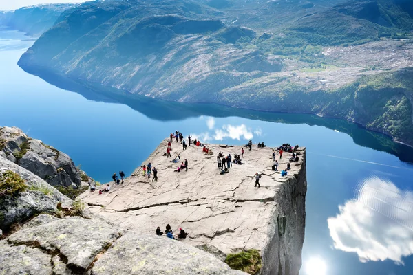 Cliff Preikestolen au fjord Lysefjord — Photo