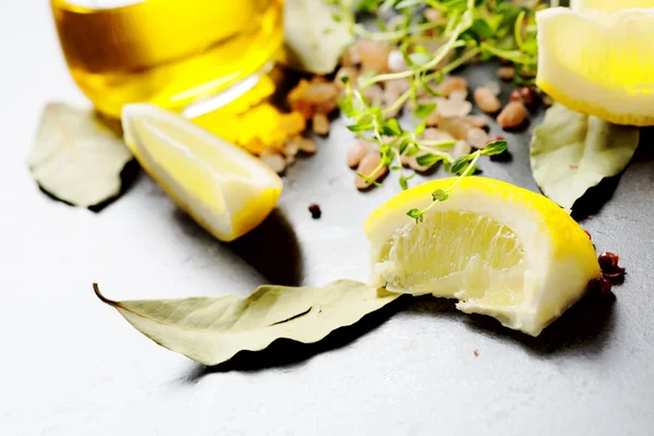 Aceite y rodajas de limón —  Fotos de Stock