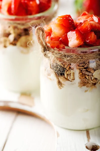 Erdbeeren-Dessert mit Sahne und Müsli — Stockfoto