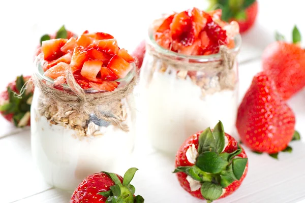 Erdbeeren-Dessert mit Sahne und Müsli — Stockfoto