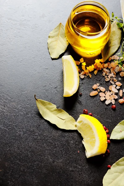 Aceite y rodajas de limón —  Fotos de Stock