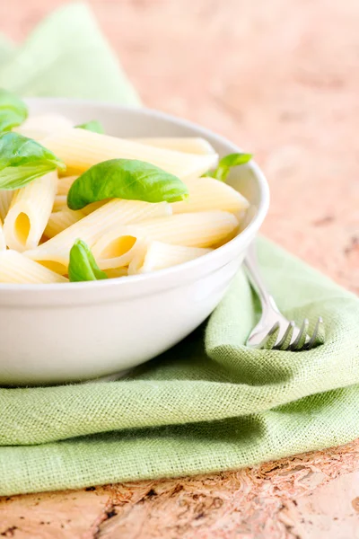 Feuilles de macaroni et basilic — Photo