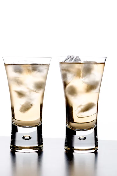 Buz küpleri içinde gözlük ile içecekler — Stok fotoğraf