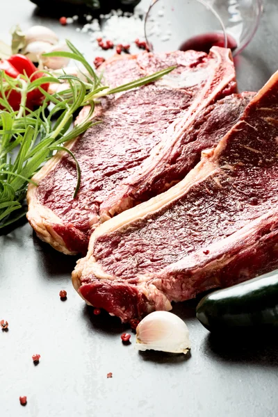 Syrové maso t-bone steak — Stock fotografie
