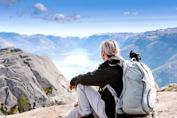 年轻女孩附近 Lysefjord 峡湾 — 图库照片