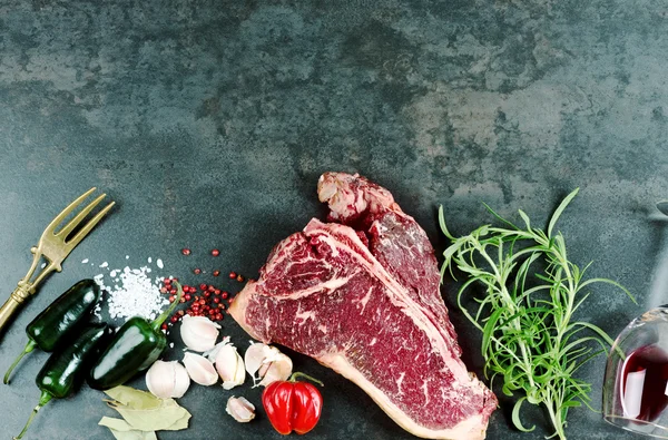 Rått kött t-bone steak — Stockfoto
