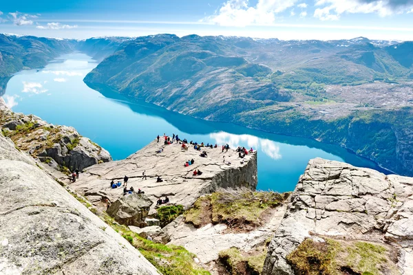 Cliff Preikestolen en el fiordo Lysefjord — Foto de Stock