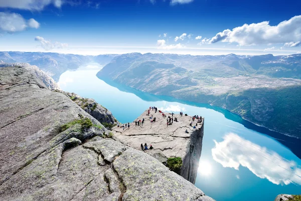 Cliff Preikestolen op fjord Lysefjord — Stockfoto