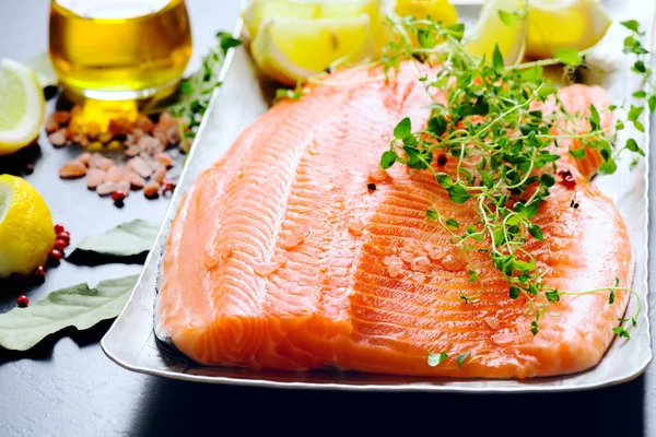 Raw salmon fillet — Stock Photo, Image