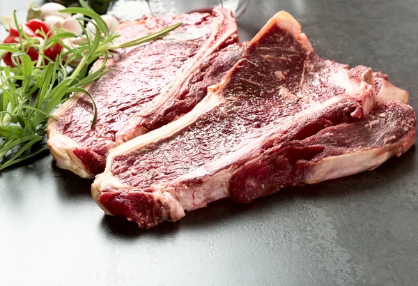 Rått kött t-bone steak — Stockfoto