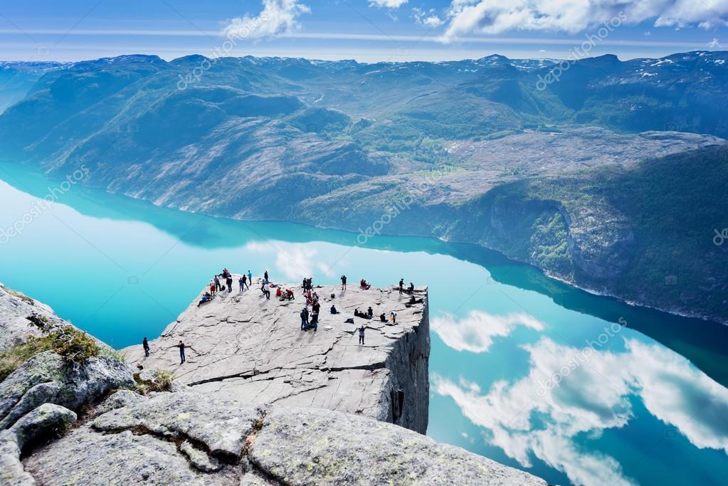 Cliff Preikestolen op fjord Lysefjord — Stockfoto ...