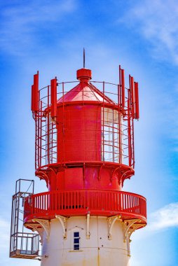 Kayalık deniz kıyısındaki tarihi kırmızı deniz feneri, Lindesnes, Güney Norveç