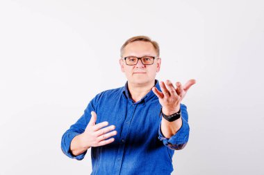 Karşınızda orta yaşlı, gözlüklü ve mavi gömlekli adamlar.