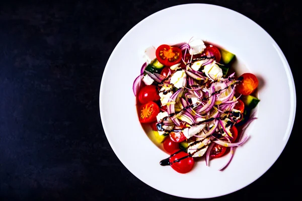 Italienischer Hausgemachter Traditioneller Salat Mit Tomatenmozzarella Zwiebelgurke — Stockfoto