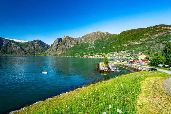 Uitzicht Een Water Zomer Zonnige Dag Blauwe Lucht Boten Berg — Stockfoto