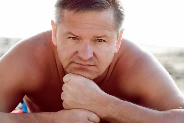 Mann Entspannt Sich Sandstrand Porträt — Stockfoto