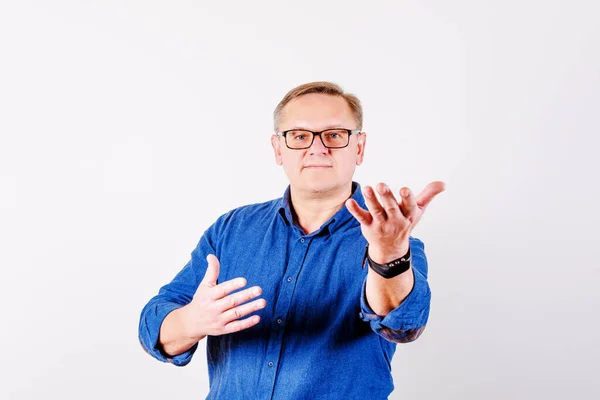 Männer Mittleren Alters Brille Und Blauem Hemd — Stockfoto