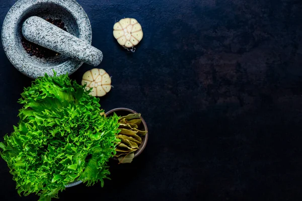 Stenen Mortelkom Stamper Met Knoflook Laurier Saladebladeren — Stockfoto