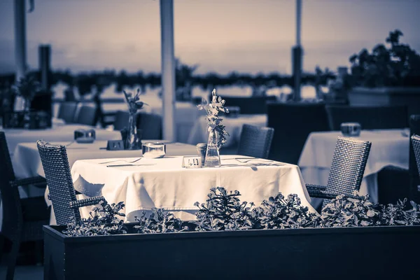 スペインのテネリフェ島にあるレストランで屋外テーブルを空にする — ストック写真