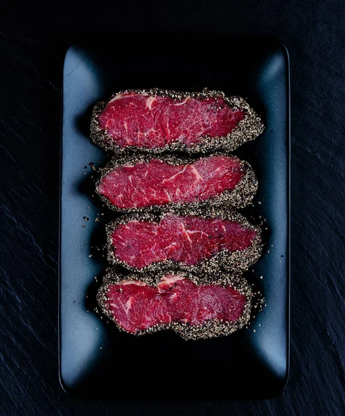 Bors Steak Fekete Lemez Tetejére Néző — Stock Fotó